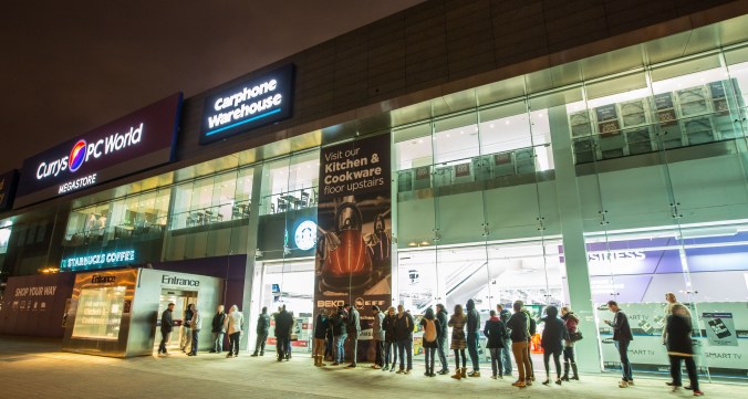 Customer queued for Currys PC World before the sun was up this morning, ... (1).jpg